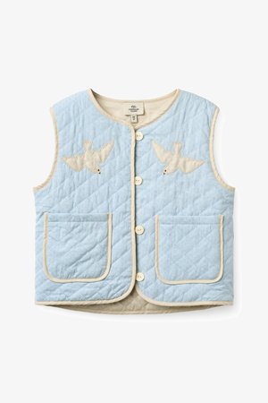 Lichtblauw doorgestikt mouwloos vest met beige bies, knopen aan de voorkant, twee zakken en beige vogelapplicaties op de borst.