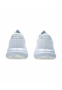 Baskets de sport gris clair avec tissu en maille, semelles épaisses et rembourrées, et "GEL-EXCITE 11" imprimé sur les onglets arrière des talons, vues de l'arrière.