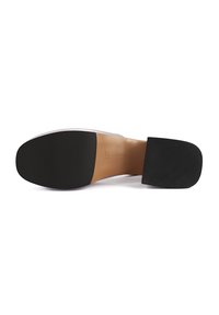 Semelle de chaussure beige avec talon noir texturé et zones de maintien à l'avant, taille 37, présentée sur fond blanc.