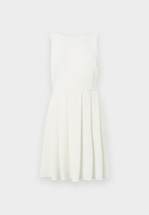 Robe blanche sans manches jusqu'aux genoux avec corsage ajusté et jupe évasée plissée sur fond uni.