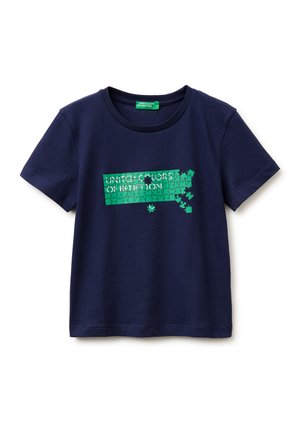 Granatowy T-shirt z krótkim rękawem i okrągłym dekoltem, z zieloną grafiką puzzli z brakującymi kawałkami oraz napisem "United Colors of Benetton".