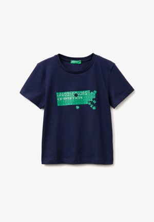 Marineblauwe T-shirt met korte mouwen en ronde hals, met een groene puzzelgrafiek met enkele ontbrekende stukjes en de tekst "United Colors of Benetton".