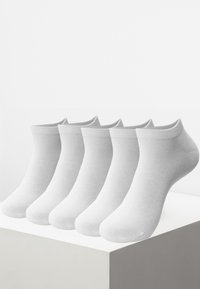 Weiße Knöchelsocken, fünf Paar ausgestellt, aus dehnbarem Stoff. Jede Socke hat einen gerippten Bund und eine glatte Textur, mit abgerundeten Zehen.