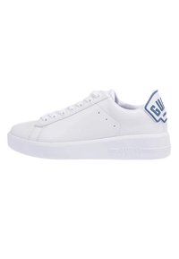 Sneaker in pelle bianca con punta arrotondata, suola piatta bianca e un accento blu del logo sul tallone. Texture liscia con minime perforazioni.