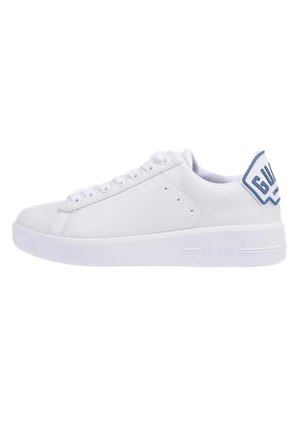 Sneaker in pelle bianca con punta arrotondata, suola piatta bianca e un accento blu del logo sul tallone. Texture liscia con minime perforazioni.