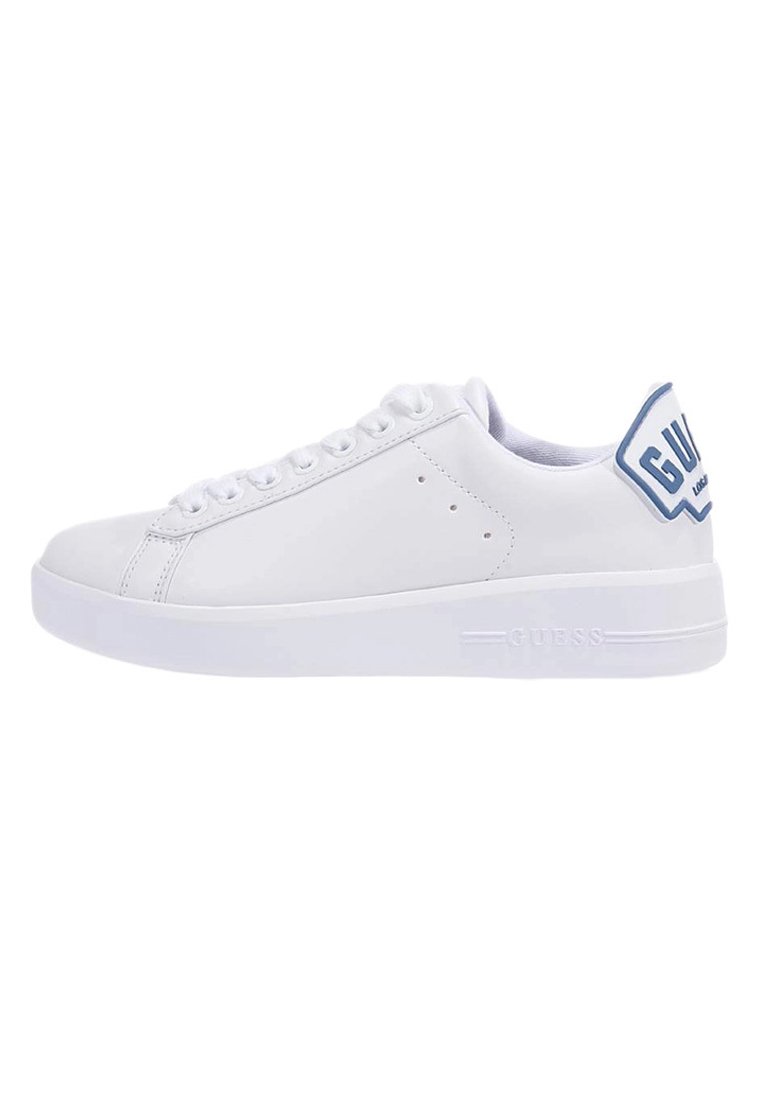 Sneaker in pelle bianca con punta arrotondata, suola piatta bianca e un accento blu del logo sul tallone. Texture liscia con minime perforazioni.