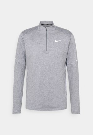 Graues Sportoberteil mit langen Ärmeln, 1/4-Reißverschluss und Nike-Logo auf der linken Brust, aus leichtem, atmungsaktivem Material.