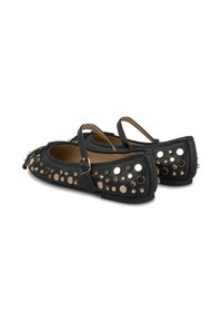 Scarpe nere flat con accenti borchiati e una fascia. Materiale in pelle liscia con dettagli a disco metallici, tacco basso e punta arrotondata.