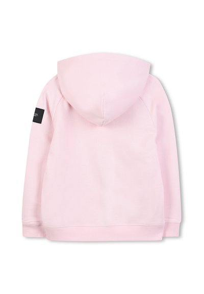 Roze hoodie met een zachte textuur, voorzien van een grote capuchon en geribbelde boorden. Inclusief een zwart rechthoekig logo-patch op de linker mouw.