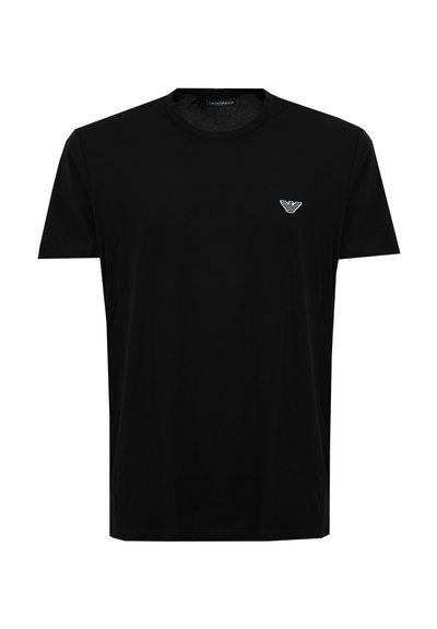 Camiseta negra de manga corta con cuello redondo y pequeño logo blanco de águila de Emporio Armani en el lado izquierdo del pecho.