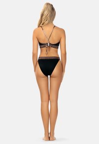 Czarny zestaw bikini z teksturowanym, metalicznym akcentem. Górna część ma regulowane skrzyżowane ramiączka oraz zapięcie na plecach. Wysokie majtki.