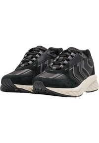 Schwarze Sportschuhe aus einer Kombination von Wildleder und Mesh-Materialien, mit einer gepolsterten Sohle und strukturierten Akzenten im oberen Design.
