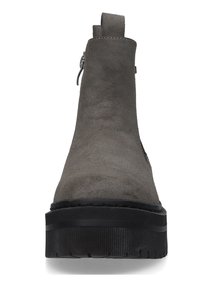 Graues Wildleder-Stiefeletten mit glatter Textur, einer schwarzen Plateausohle und einem seitlichen Reißverschluss für einfachen Zugang. Schlichtes Design mit minimalen Akzenten.