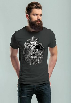 Schwarzes T-Shirt mit einem detaillierten Löwendesign und einer Augenklappe, aus Baumwolle mit enganliegendem Schnitt. Strukturierter Stoff und klassischer Rundhalsausschnitt.