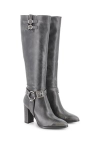 Botas altas de cuero negro hasta la rodilla con punta afilada, tacón grueso y hebillas decorativas en la parte superior del eje y la correa del tobillo. Textura suave.