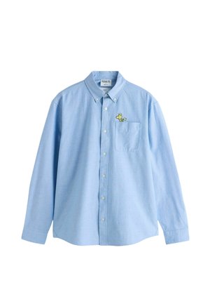 Lyseblå bomuldsblanding skjorte med knapper, med en enkelt brystlomme og et broderet motiv på lommen. Lange ærmer.