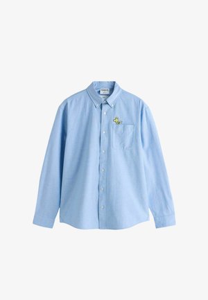 Jasnoniebieska koszula zapinana na guziki, wykonana z mieszanki bawełny, z pojedynczą kieszenią na piersi i haftowaną postacią na kieszeni. Długie rękawy.