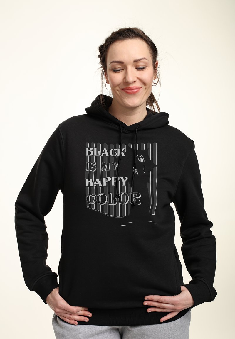 Svart hoodie i bomullsblandning med grafisk text "SVART ÄR MIN GLADA FÄRG." Designen inkluderar en huva med dragsko och ribbade ärmslut.