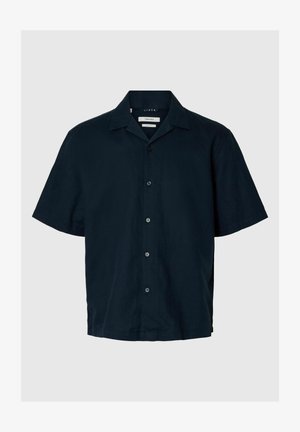 Temno modra lanena srajca s kratkimi rokavi, klasičnim ovratnikom in zapiranjem na gumbe spredaj, na svetlo sivi podlagi.