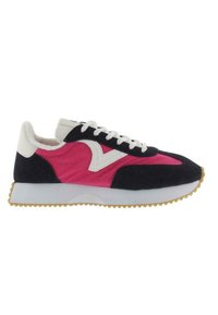 Sportieve sneaker met een mix van roze stof en donker suede, witte accenten, en een gegoten rubberen zool met een geribbeld patroon.