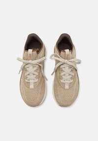 Puma SOFTRIDE MAYVE - Trainingsschoen - haute coffee/oak branch/desert dust