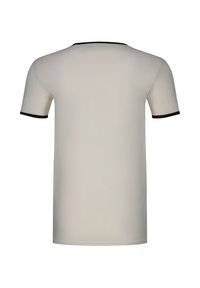 T-shirt beige à manches courtes avec bordure noire sur le col et les bords des manches, montré de dos sur un fond blanc.