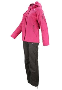Veste isolante rose avec capuche, dotée de poches zippées, de coutures contrastées et d'un logo ; associée à un pantalon de ski gris foncé avec des zips aux chevilles.