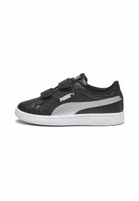 Schwarze Sneakers mit glitzernder Textur, silbernen Akzenten und doppelten Klettverschlüssen. Sie haben eine weiße Gummisohle und ein geprägtes Logo an der Seite.