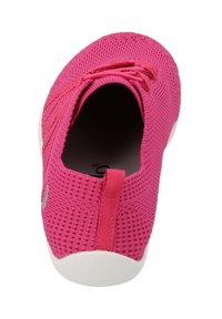 Rosa Strickschuh mit strukturiertem Obermaterial, elastischem Schnürsystem, gepolstertem Innenraum und heller Gummisohle, versehen mit einem Zugband an der Rückseite.