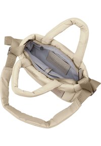 Borsa imbottita beige con manici in tessuto. Presenta una chiusura con zip, un interno grigio chiaro e un'etichetta con logo impressa sulla fodera.