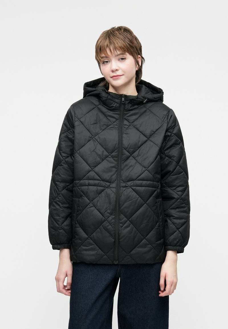 Veste matelassée noire avec capuche, dotée d'une fermeture éclair à l'avant, de poignets élastiques et d'une coupe ample. Fabriquée à partir d'un matériau léger et brillant.