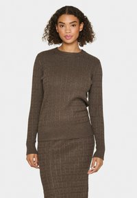 Pull en tricot côtelé marron avec des manches longues et un col ras du cou, présentant un motif texturé sur l'ensemble et une silhouette ajustée.