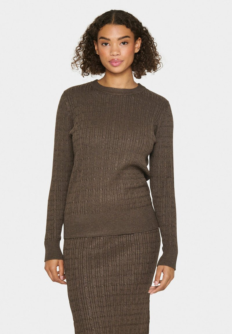Pull en tricot côtelé marron avec des manches longues et un col ras du cou, présentant un motif texturé sur l'ensemble et une silhouette ajustée.