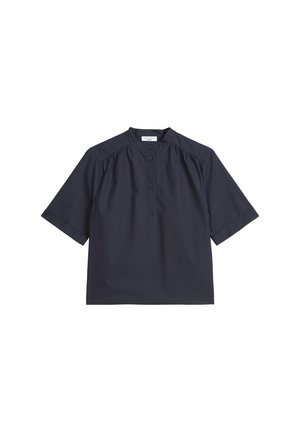 Korte mouwen, marineblauwe blouse met een hoge kraag en knopen aan de voorkant. Gemaakt van een gladde stof, met geplooide schouderdetails.