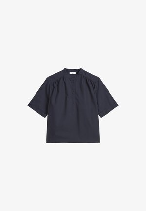 Korte mouwen, marineblauwe blouse met een hoge kraag en knopen aan de voorkant. Gemaakt van een gladde stof, met geplooide schouderdetails.