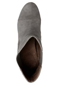 Szary zamszowy botek za kostkę z zaokrąglonym noskiem, przeszyciami i brązową wyściółką, widziany z góry.