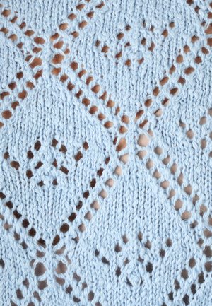 Tela tejida de color azul claro con patrones de encaje en forma de diamante y agujeros calados que crean un diseño texturizado y aireado.