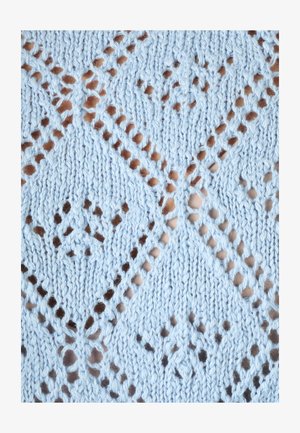 Tissu tricoté bleu clair avec motifs en dentelle en forme de losange et trous en ajour créant un design texturé et aéré.