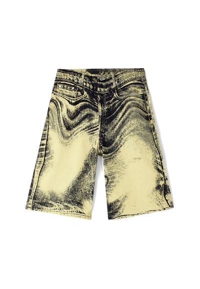 Shorts de denim desgastado con un patrón veteado en amarillo y negro, con diseño tradicional de 5 bolsillos y cierre de botón de metal.