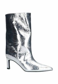 Zilveren enkellaars met een spitse neus en een gemiddelde hak. Gemaakt van glanzend, gekreukt materiaal, met een gestroomlijnd ontwerp en een zwarte hakaccent.