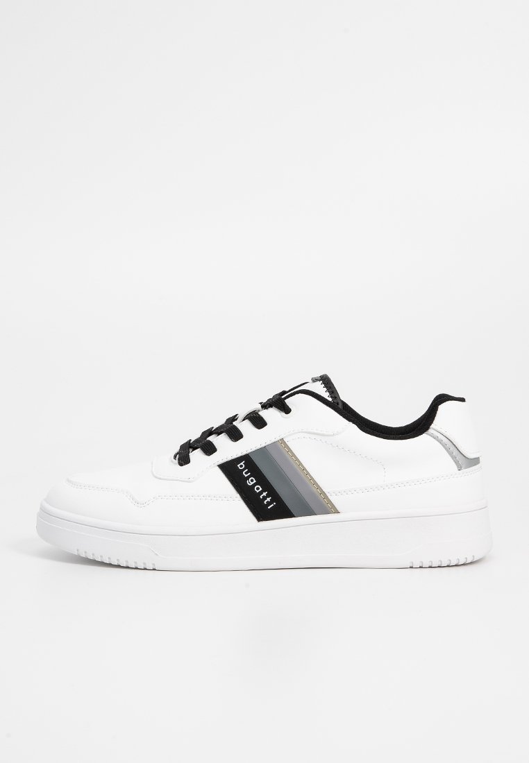 Zapatillas blancas de material sintético con cordones negros, diseño de rayas en negro y gris, y suela de goma blanca; logo en el lado.