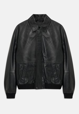 Chaqueta de cuero negra con bolsillos frontales, puños acanalados y cinturilla, que presenta un cuello puntiagudo y un cierre frontal oculto.