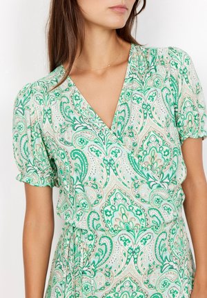 Abito verde e crema con motivo, scollatura a V, maniche a palloncino e una cintura legata in vita, caratterizzato da intricati disegni paisley.