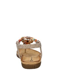 Plat sandaal met een gouden strap en gebandeerd stoffen banden, met een gevoerd voetbed en een gestructureerde bruine zool, geschikt voor casual kleding.