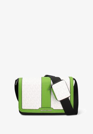 Borsa a tracolla verde e bianca con finitura testurizzata, caratterizzata da un motivo con il logo MK, tracolla nera e una pochette con zip removibile.