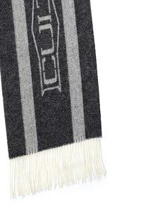 Sciarpa a righe nere e grigie in materiale tessuto, con frange bianche. Il design presenta un logo prominente al centro.