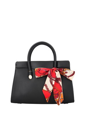 Sort læderhåndtaske med afrundede håndtag og et rødt, cremefarvet og orange tørklæde bundet i en sløjfe på det ene håndtag.