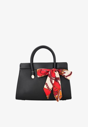 Schwarze Lederhandtasche mit abgerundeten Griffen und einem roten, cremefarbenen und orangen Schal, der an einem Griff zu einer Schleife gebunden ist.