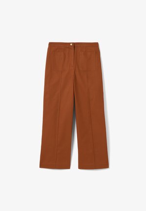 Rostbraune Hosen mit weitem Bein, zwei quadratischen Gesäßtaschen und einem einzelnen Knopfverschluss am Bund, flach auf weißem Hintergrund präsentiert.