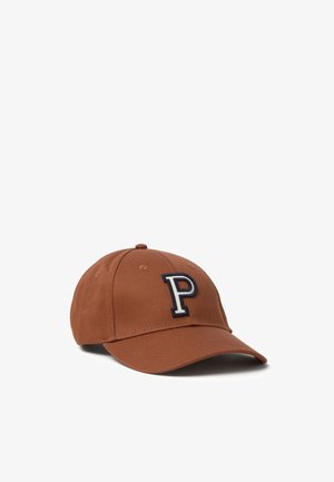 Gorra de béisbol marrón de tela con visera curva, que presenta una letra "P" bordada en azul marino y blanco en la parte frontal.
